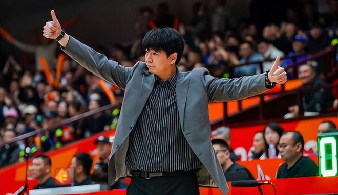 宏远新消息!小陈总上上签,胡明轩重回中国男篮,名宿首谈朱总下课!