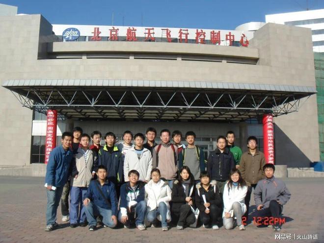 还是好兄弟，哈兰德终场哨响后主动拥抱贝林厄姆