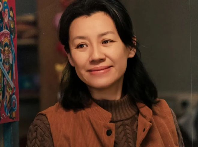 高铁女孩熟睡男生盯死手机不敢转头,两百万外网围观无声的人机对峙,藏着成年人不敢破冰的社交尴尬防线