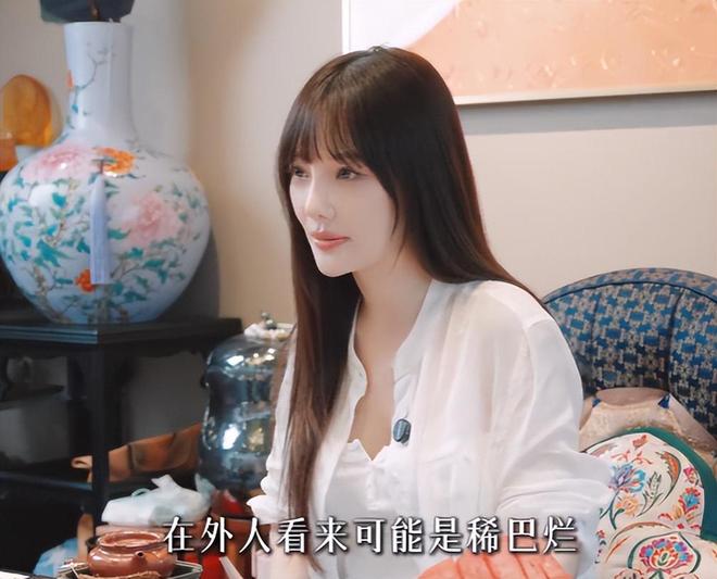 被介绍为“中国知名歌手”后,周杰伦微微点头,并将视频转到社交平台点赞;台民进党支持者破防