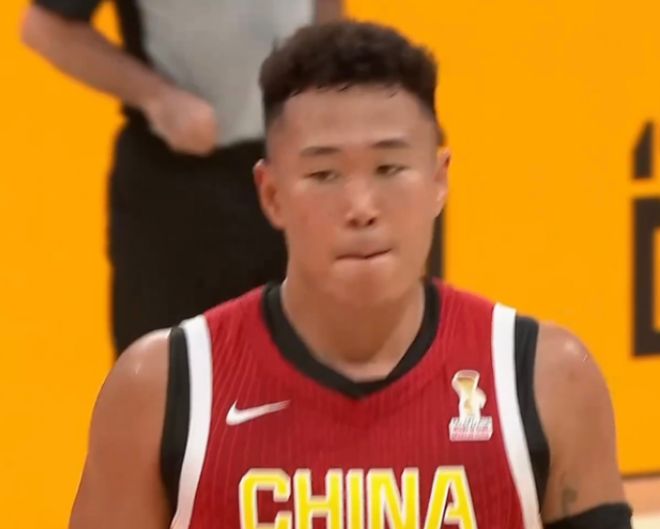 男篮得分王+三分王：贺希宁3战狂轰51+9三分 成绝对锋线核心