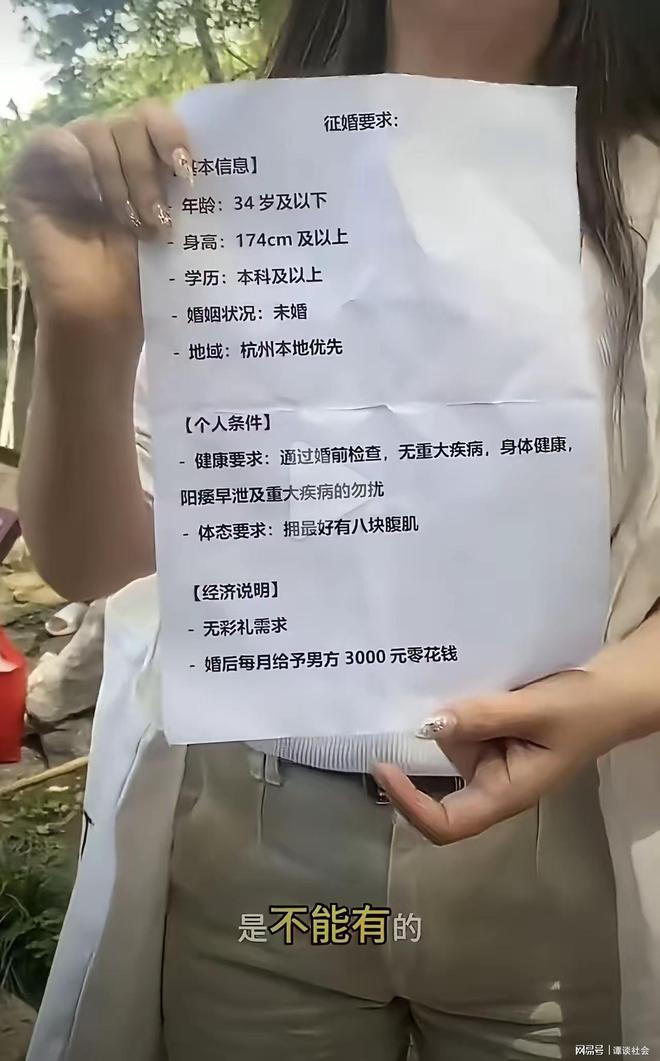 王菲现身那英演唱会，和王凯童瑶在同一包厢，边聊边抽电子烟