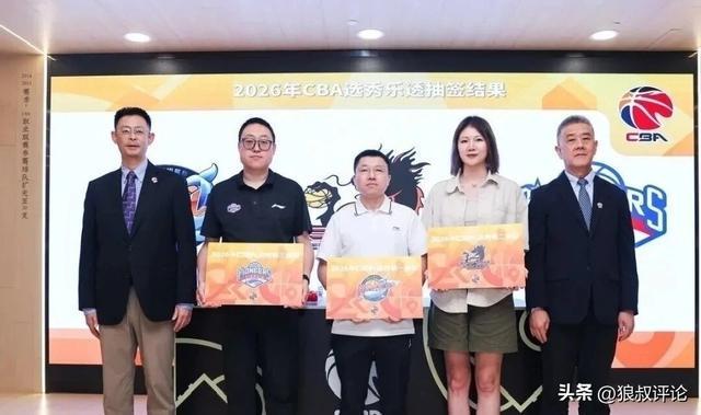 南京律师发声引争议,精日留学生父母身份成谜,身份越扒越离谱!
