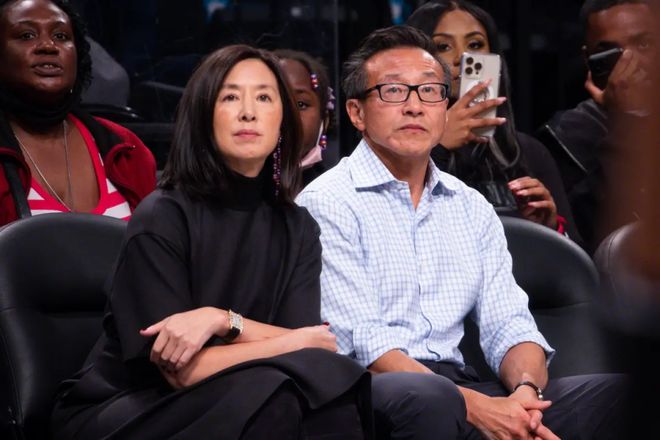 患者身亡,家属质疑医生一直玩手机!医院副院长回应:专家已判定,医生责任不大!麻醉医生可以玩手机吗?麻醉科主任:那是在查资料