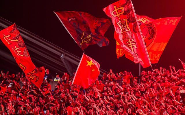 两个小女孩买三张硬座票,无座乘客想坐,商量无果找来列车员调解,列车员:座位是她们的,跟我说没用