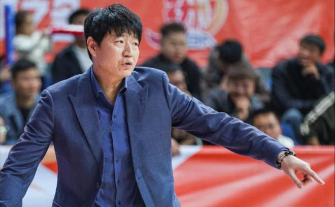 宏远新消息!小陈总上上签,胡明轩重回中国男篮,名宿首谈朱总下课!