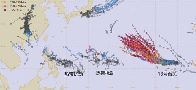 北京三环一黑色越野车突然变道,对准公交站积水径直冲了过去,溅路人一身水,视频车主当场报警,目前交警已受理