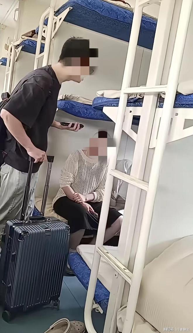 “飞机到了,机场下班了?”深夜抵达敦煌,出口大门紧锁,旅客懵了