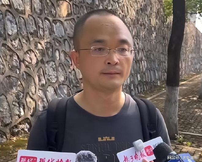 杨瀚森7分8篮板！中国男篮5分险胜，徐昕受伤离场，廖三宁21分