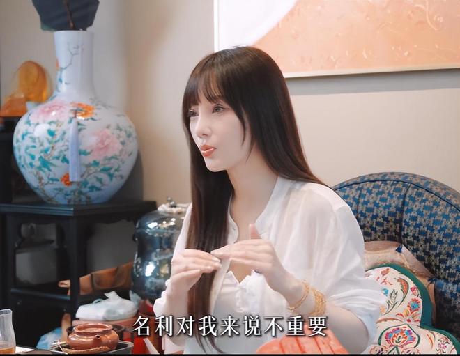 被介绍为“中国知名歌手”后,周杰伦微微点头,并将视频转到社交平台点赞;台民进党支持者破防
