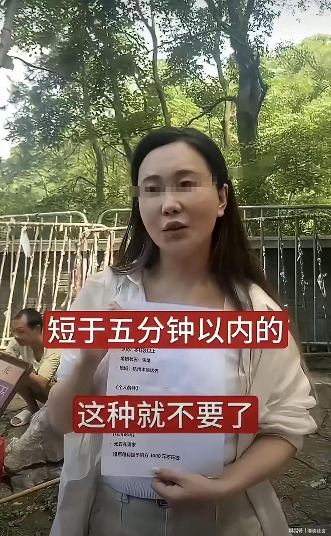 王菲现身那英演唱会，和王凯童瑶在同一包厢，边聊边抽电子烟