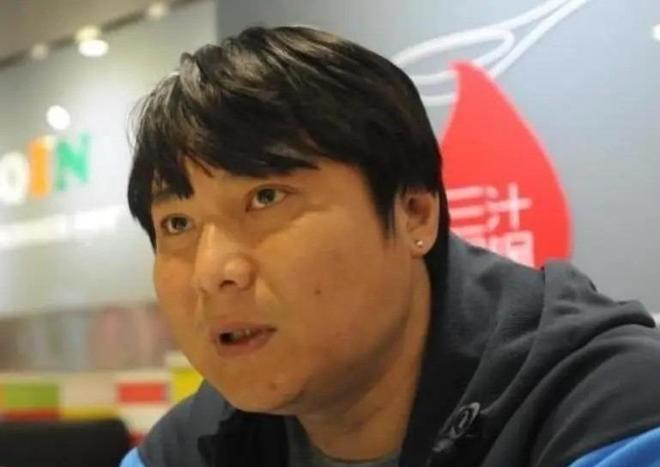 火爆欧冠!哈兰德被拽倒后与对手扭打+染黄 两队数十人互相推搡
