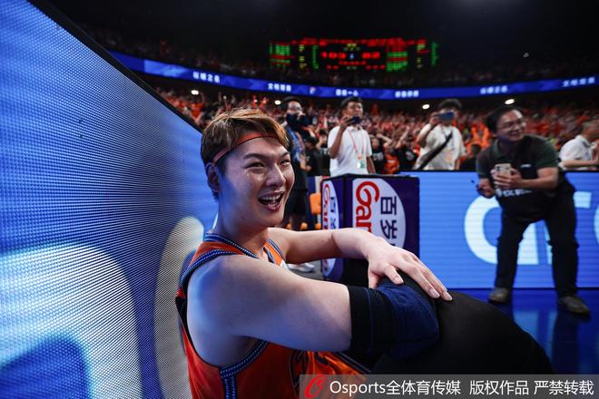 NBA夏联:奇才险胜爵士 状元迪班萨27+7榜眼24分8失误9犯规