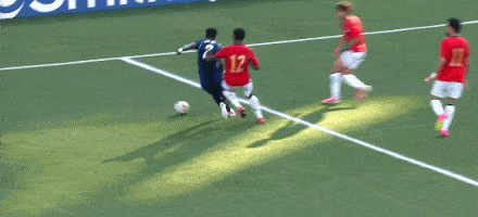 一张“80大寿脚踩饭桌跳舞”照片火了,家长被嘲:没人喜欢你家孩子