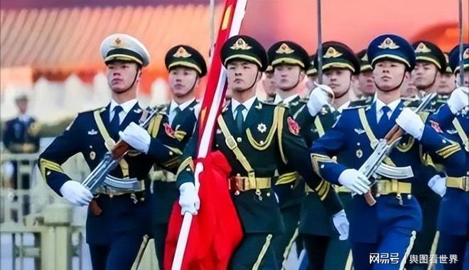 尴尬!巴西男球迷看台上紧盯女伴胸部看 被转播镜头拍到后生无可恋