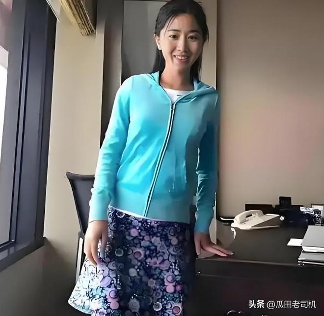 63岁关之琳现状:独居豪宅无子女,与狗为伴,富豪前夫69岁喜当爹
