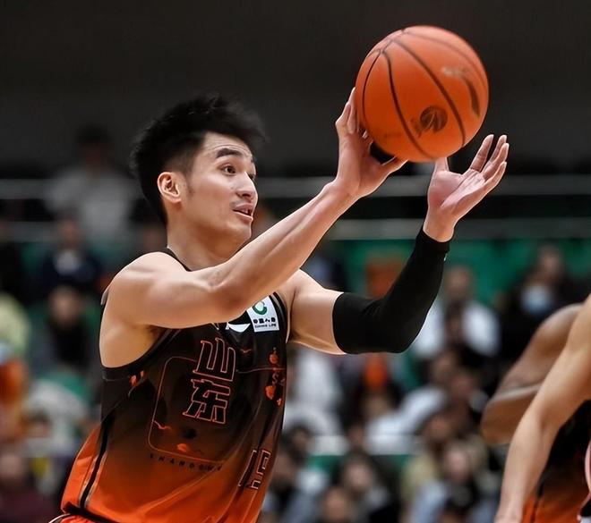 宏远新消息!小陈总上上签,胡明轩重回中国男篮,名宿首谈朱总下课!